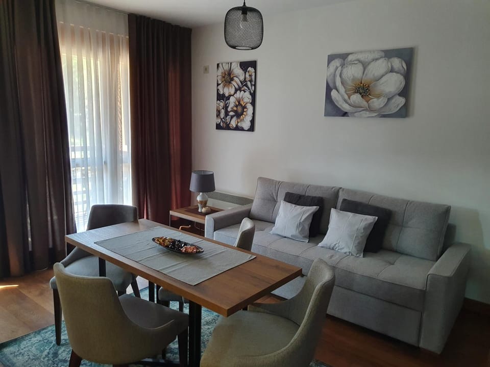 Day, Living room, Seating area, Dining area