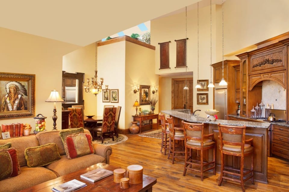 Kitchen or kitchenette, Living room, Seating area, Dining area