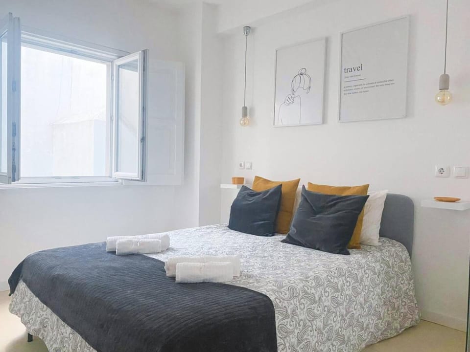 Bed, Photo of the whole room, Bedroom, Guests, older children, towels, wedding