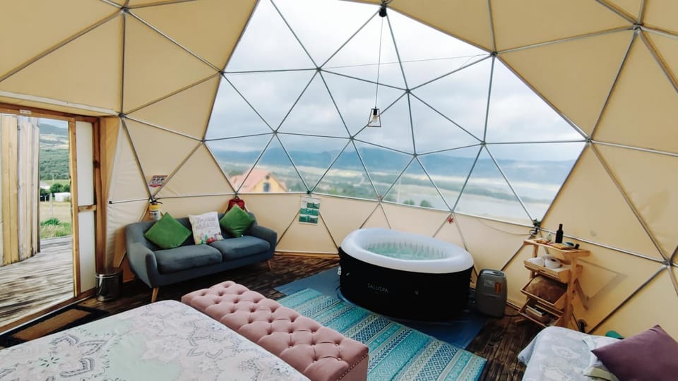 Bed, Natural landscape, Hot Tub, Photo of the whole room, Bedroom, Mountain view