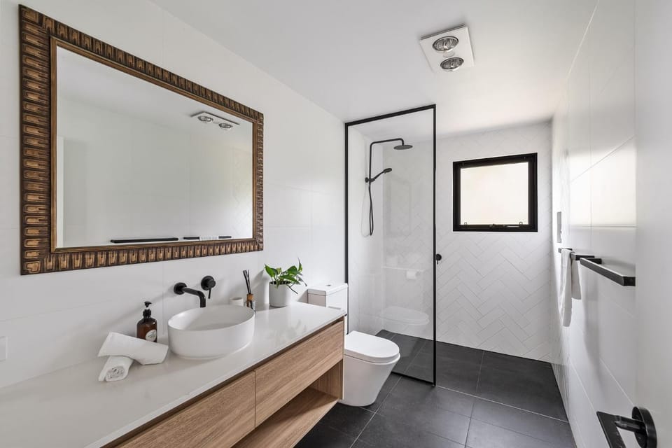 Shower, Toilet