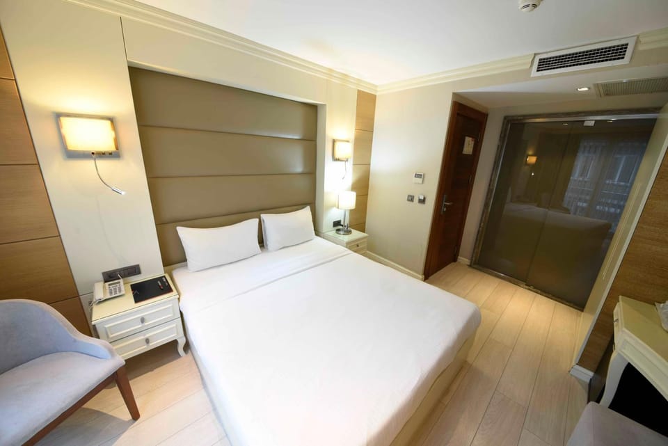 Bed, TV and multimedia, Photo of the whole room, Seating area, Bedroom, wardrobe, air conditioner