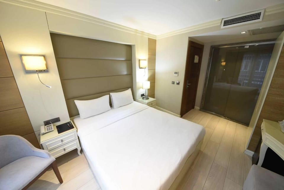 Bed, TV and multimedia, Photo of the whole room, Bedroom, wardrobe, air conditioner