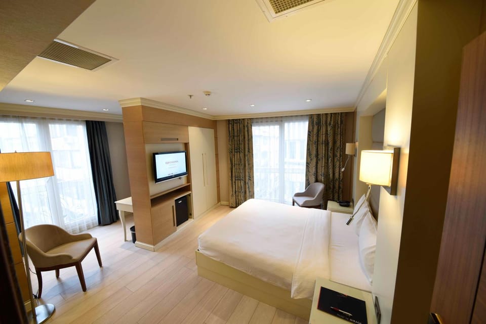 Bed, TV and multimedia, Photo of the whole room, Seating area, Bedroom