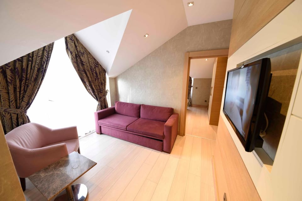 TV and multimedia, Living room, Seating area, Evening entertainment