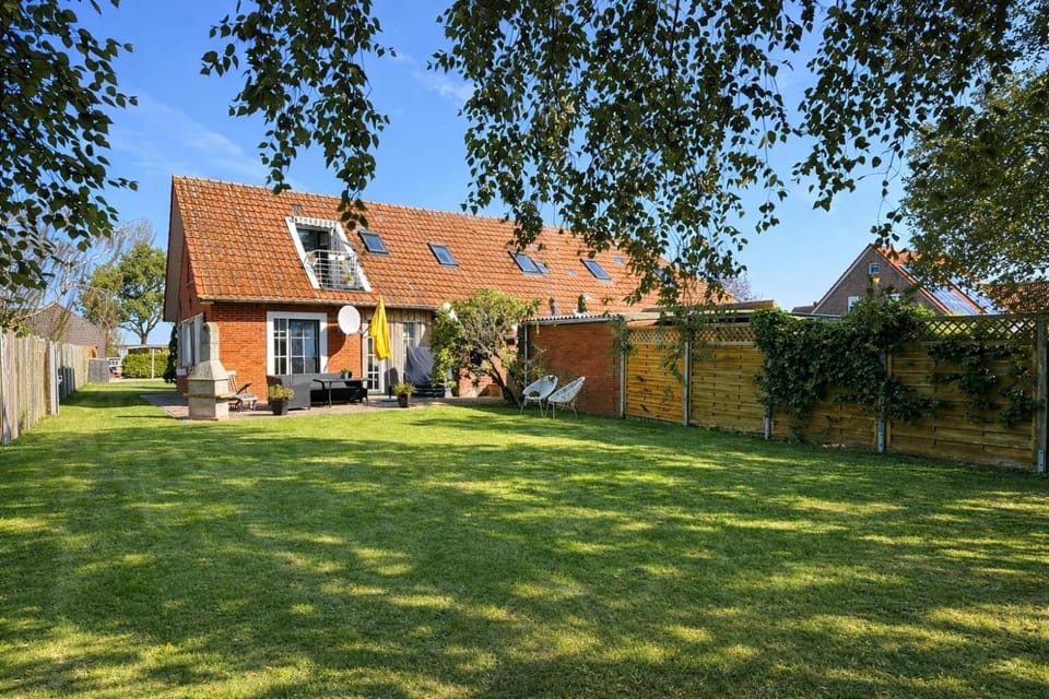 Property building, Spring, Day, Natural landscape, Garden, Garden view