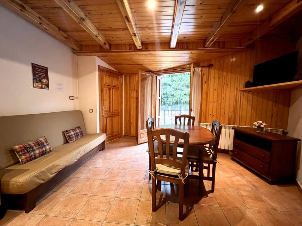 TV and multimedia, Living room, Seating area, Dining area