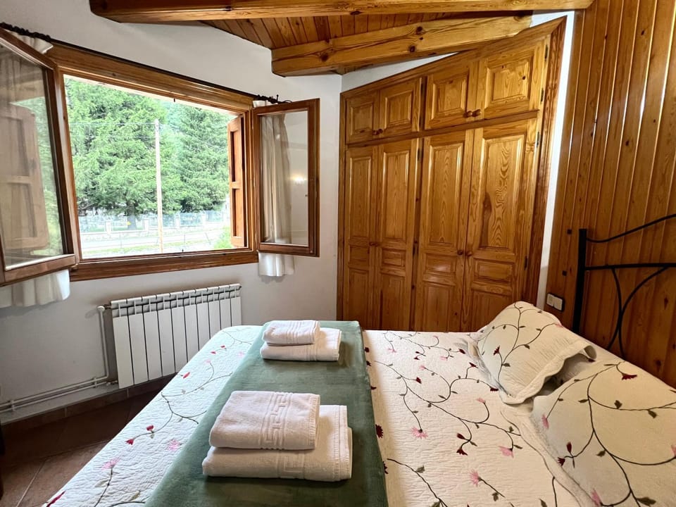Bed, Photo of the whole room, Bedroom, internet, wardrobe