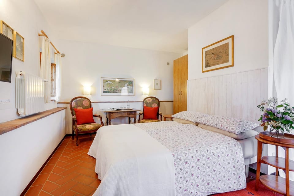 Bed, TV and multimedia, Bedroom