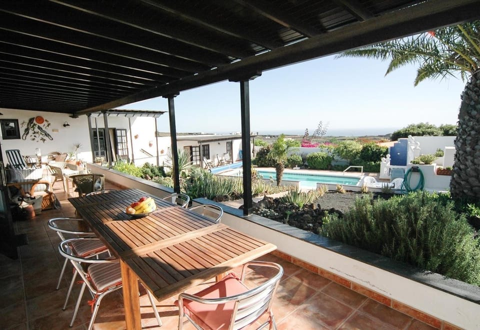 Property building, Balcony/Terrace, Living room