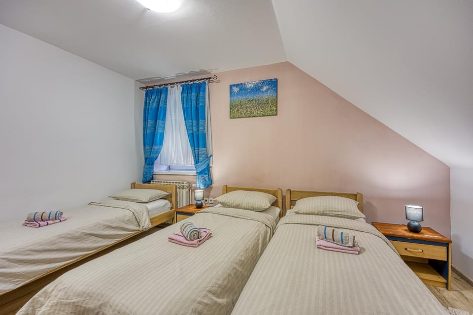 Bed, Bedroom, towels