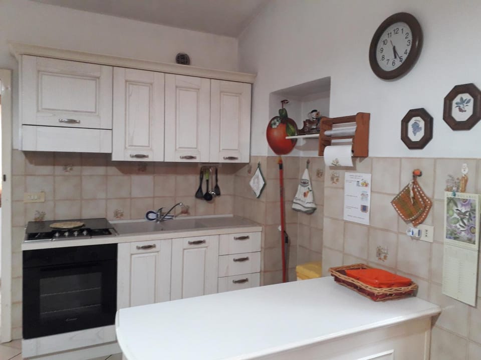 Kitchen or kitchenette, pet friendly, stove