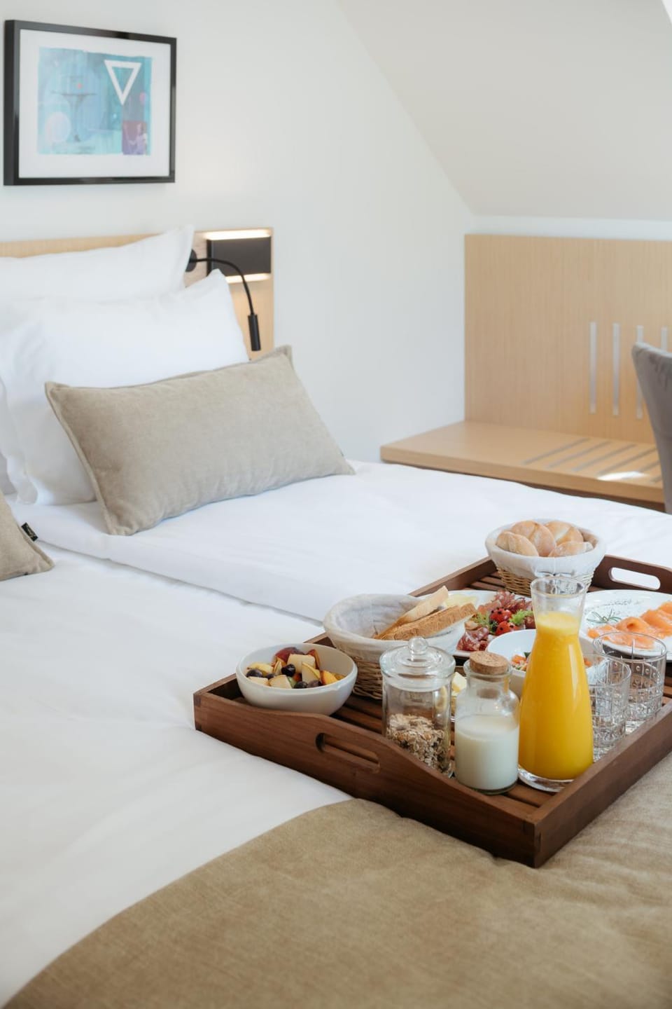 Bed, Food and drinks, Bedroom, Breakfast
