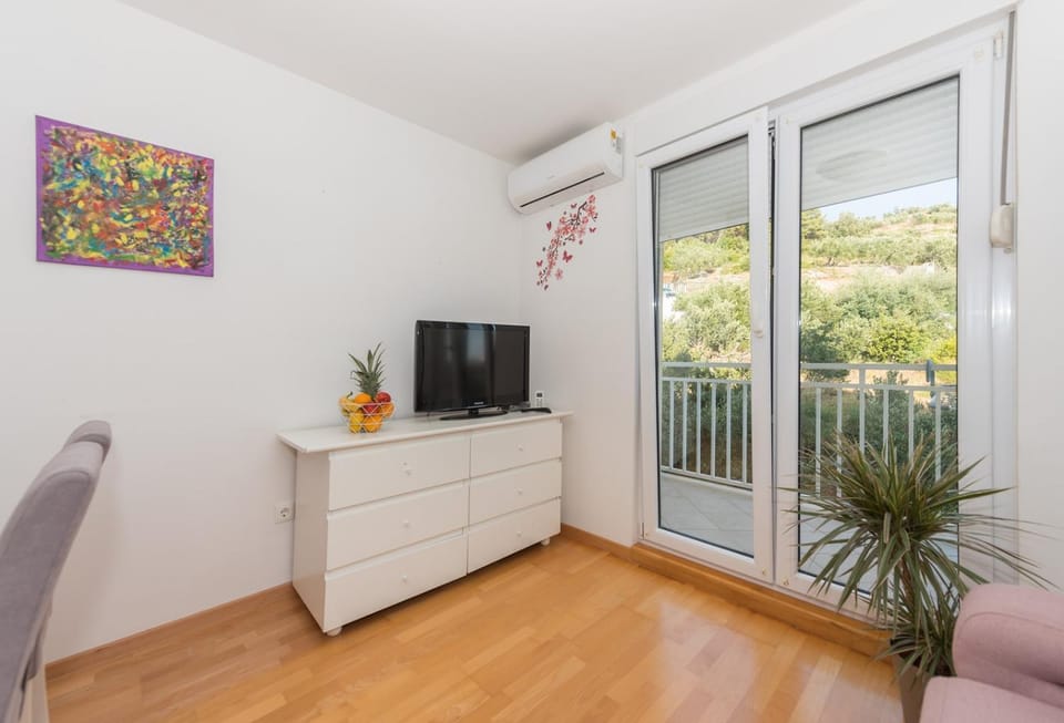 Balcony/Terrace, Mountain view, air conditioner
