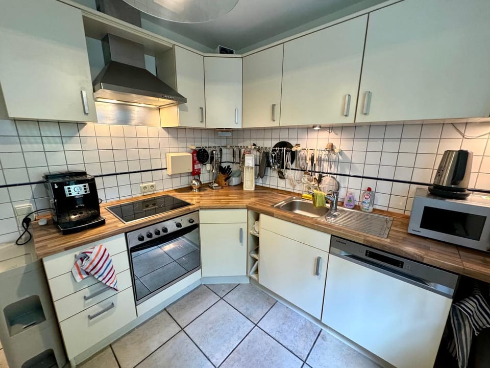 Kitchen or kitchenette, dishwasher, stove