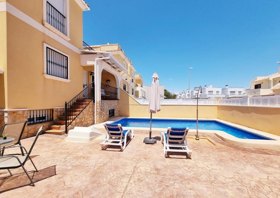Swimming pool, sunbed