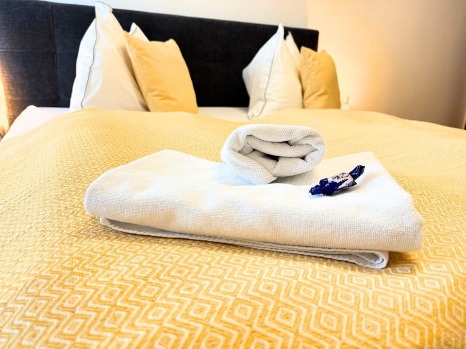 Bed, Bedroom, towels