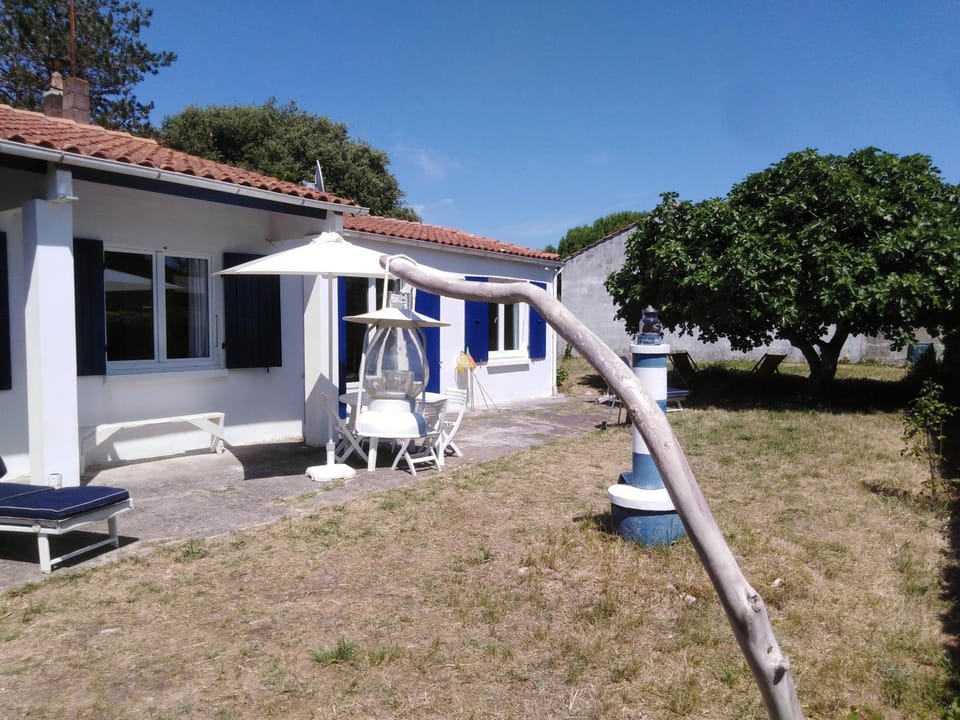 Maison oléronaise avec la plage à pied et la piste cyclable au bout du jardin House in Nouvelle-Aquitaine