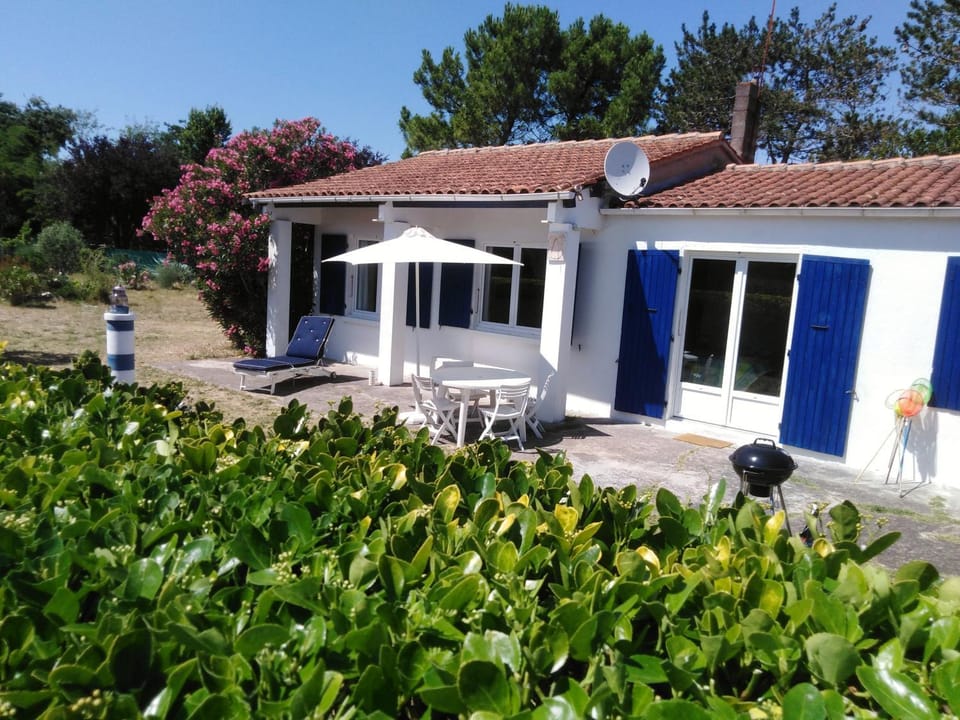 Maison oléronaise avec la plage à pied et la piste cyclable au bout du jardin House in Nouvelle-Aquitaine