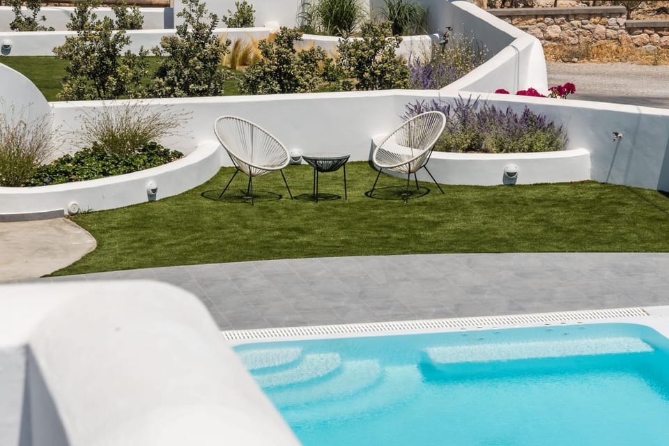 Balcony/Terrace, Seating area, Pool view