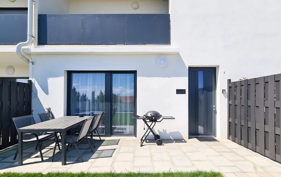 Property building, Day, Balcony/Terrace, Dining area