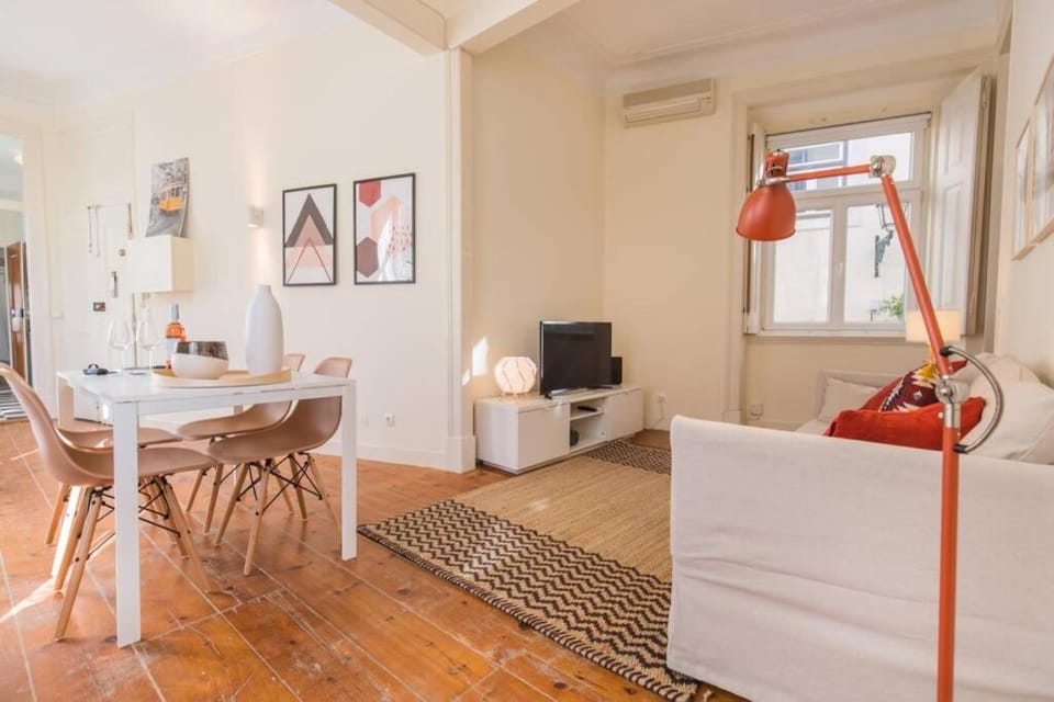 Communal lounge/ TV room, TV and multimedia, Living room, Seating area, Dining area
