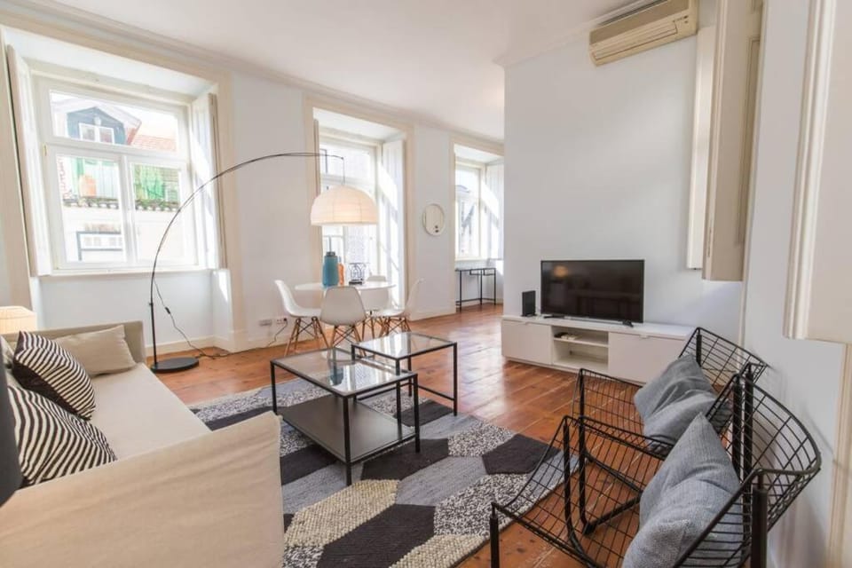 Communal lounge/ TV room, TV and multimedia, Living room, Seating area, Dining area