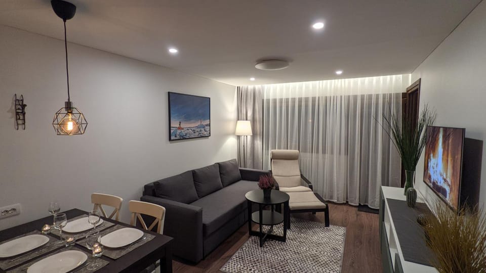 Bed, Night, TV and multimedia, Living room, Seating area