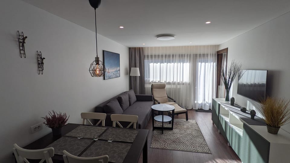Bed, Day, TV and multimedia, Living room, Seating area, Dining area