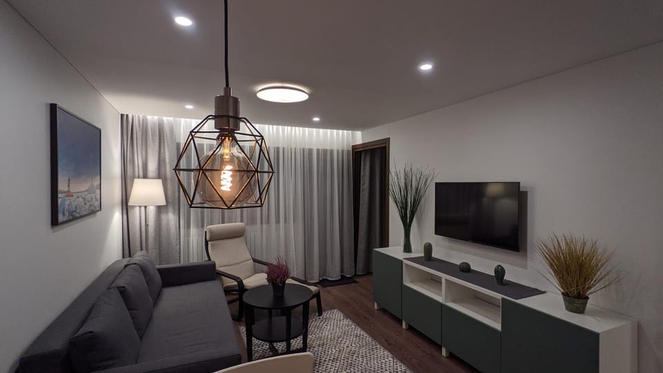 Bed, Night, TV and multimedia, Living room, Seating area