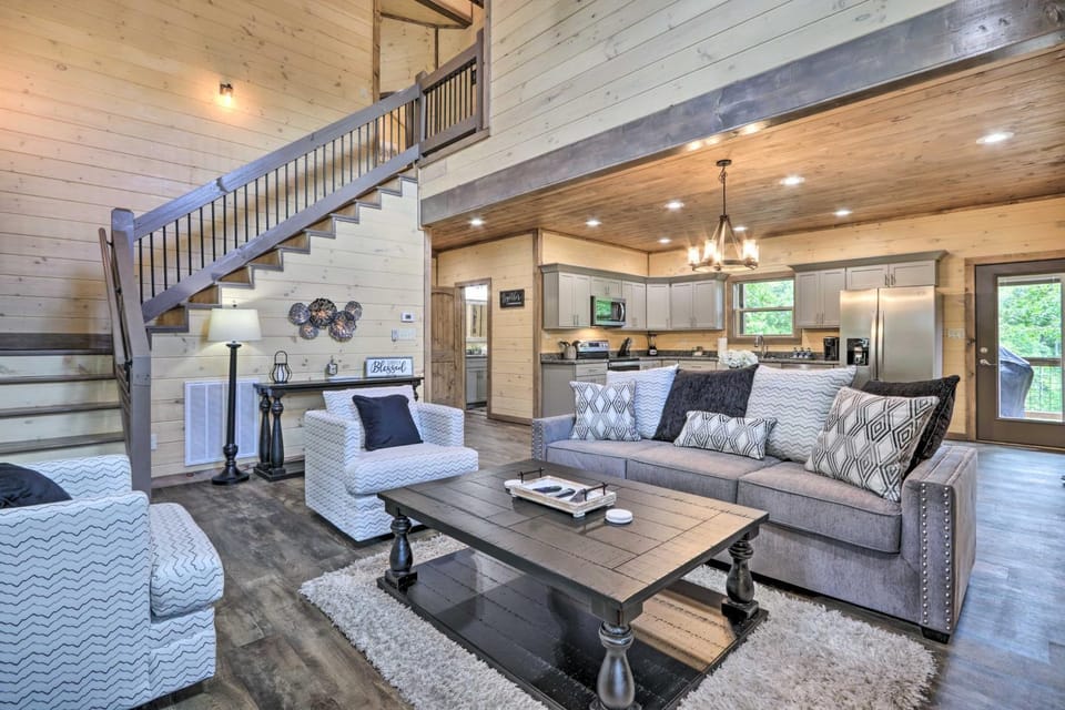 5 Mi to Pigeon Forge: Woodsy Retreat w/ Hot Tub! House in Sevier County