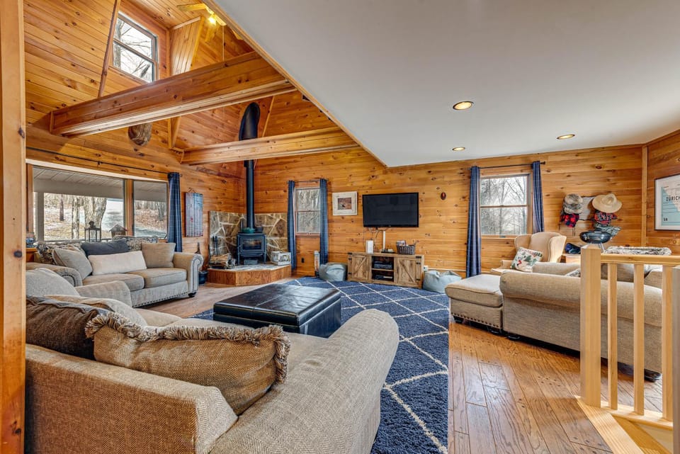 2 Mi to Elk Mountain: Poconos Escape on 11 Acres! House in Clifford