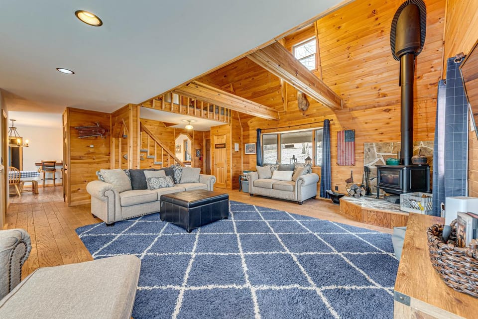 2 Mi to Elk Mountain: Poconos Escape on 11 Acres! House in Clifford