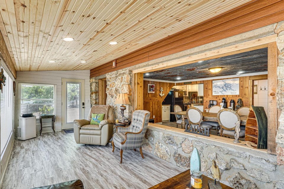 3 Cabins! Lakefront Reunion Retreat in Rocky Mount Cabin in Lake of the Ozarks