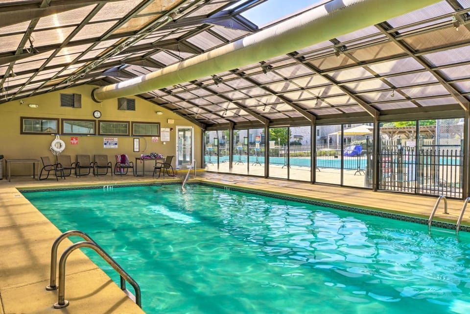 Watefront Branson Condo w/ Screened-In Balcony! House in Branson