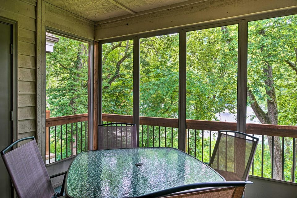 Watefront Branson Condo w/ Screened-In Balcony! House in Branson