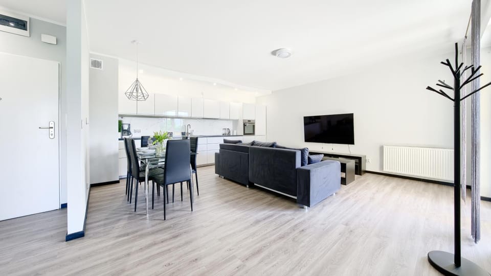 TV and multimedia, Kitchen or kitchenette, Living room, Seating area, Dining area