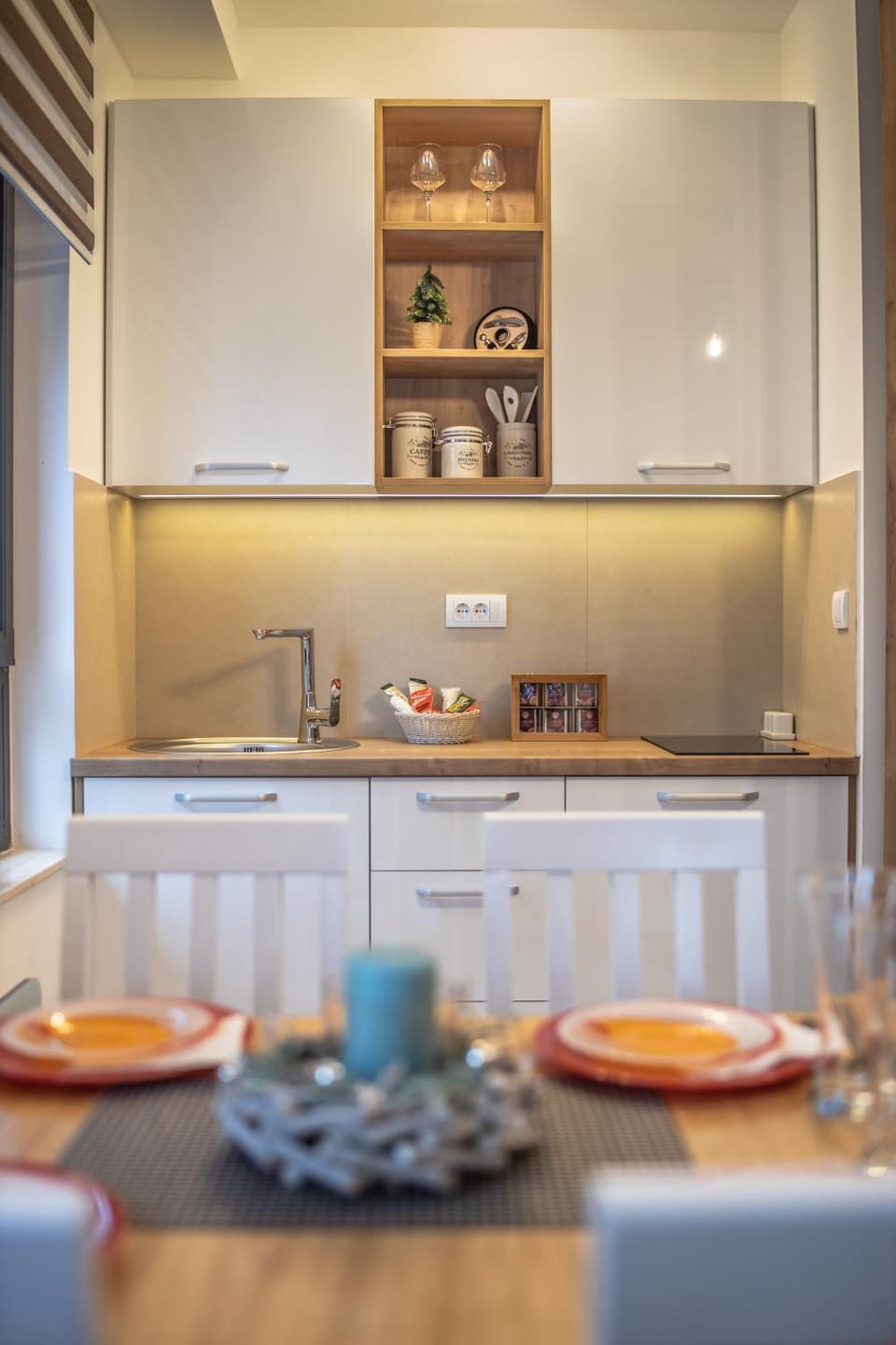 Kitchen or kitchenette, Dining area