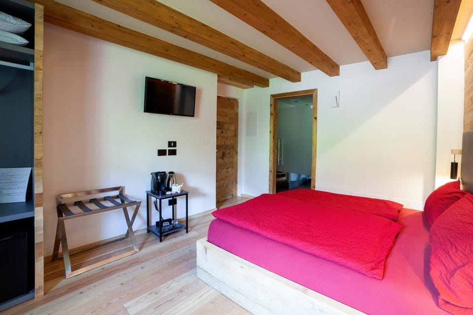 Bed, TV and multimedia, Bedroom