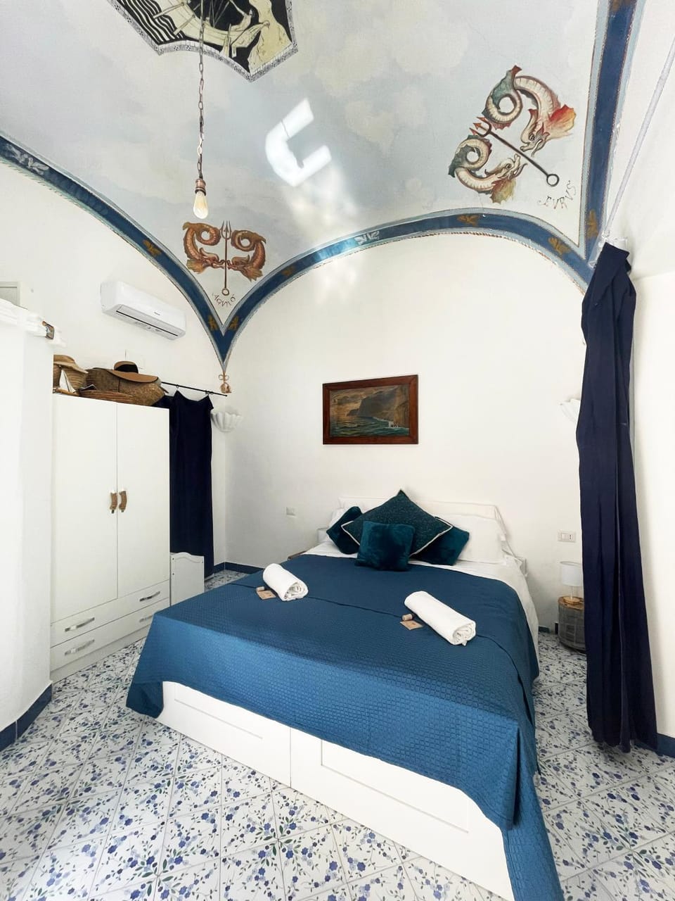 Photo of the whole room, towels, air conditioner