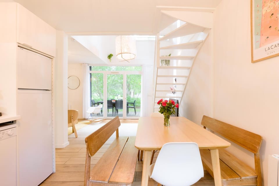 Kitchen or kitchenette, Living room, Seating area, Dining area