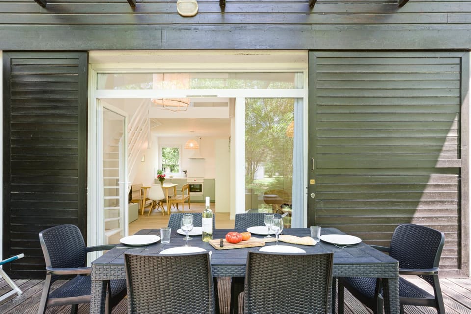 Living room, Food and drinks, Seating area, Dining area, Food