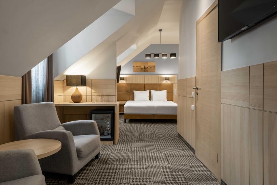 Seating area, Bedroom, minibar