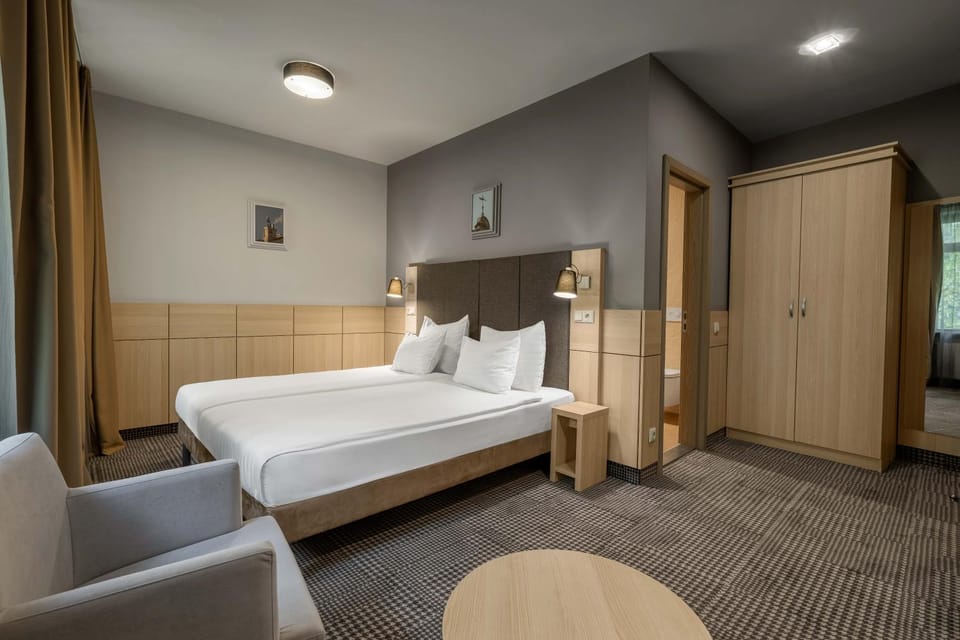 Bed, Seating area, wardrobe