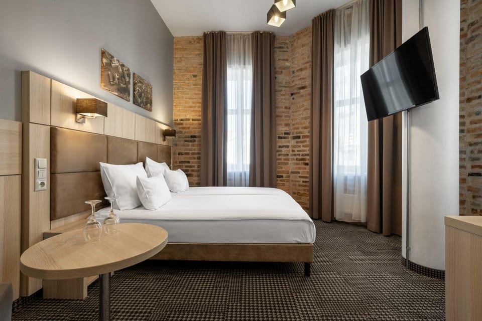 Bed, TV and multimedia, Photo of the whole room