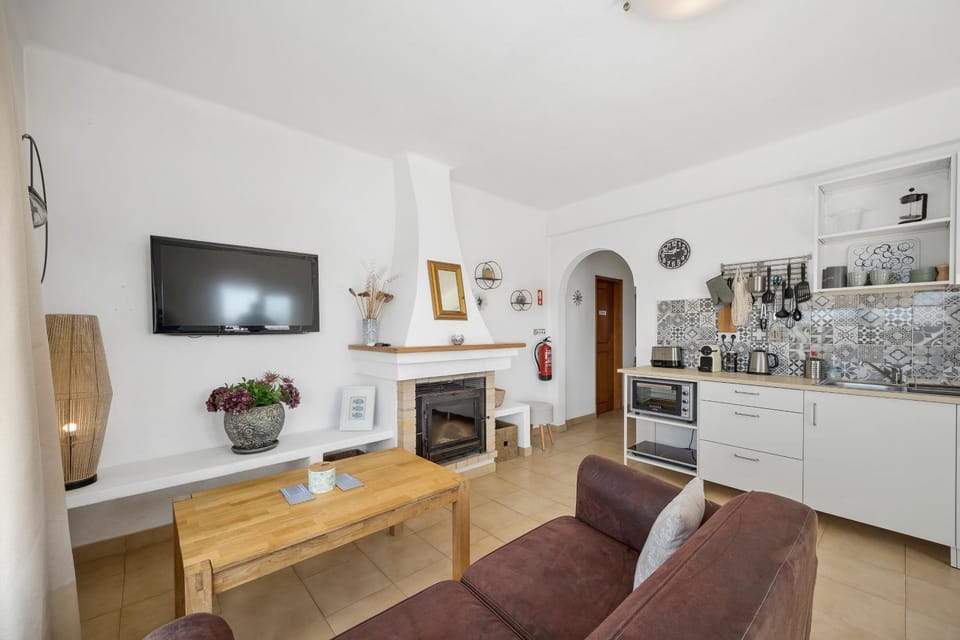 TV and multimedia, Coffee/tea facilities, Kitchen or kitchenette, Living room, Seating area, stove