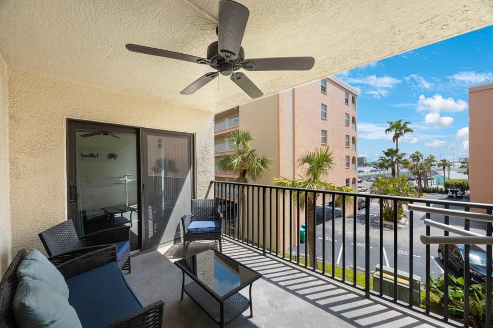2b 2b - Partial Beach View - Sandy Shores #211 Apartment in Madeira Beach