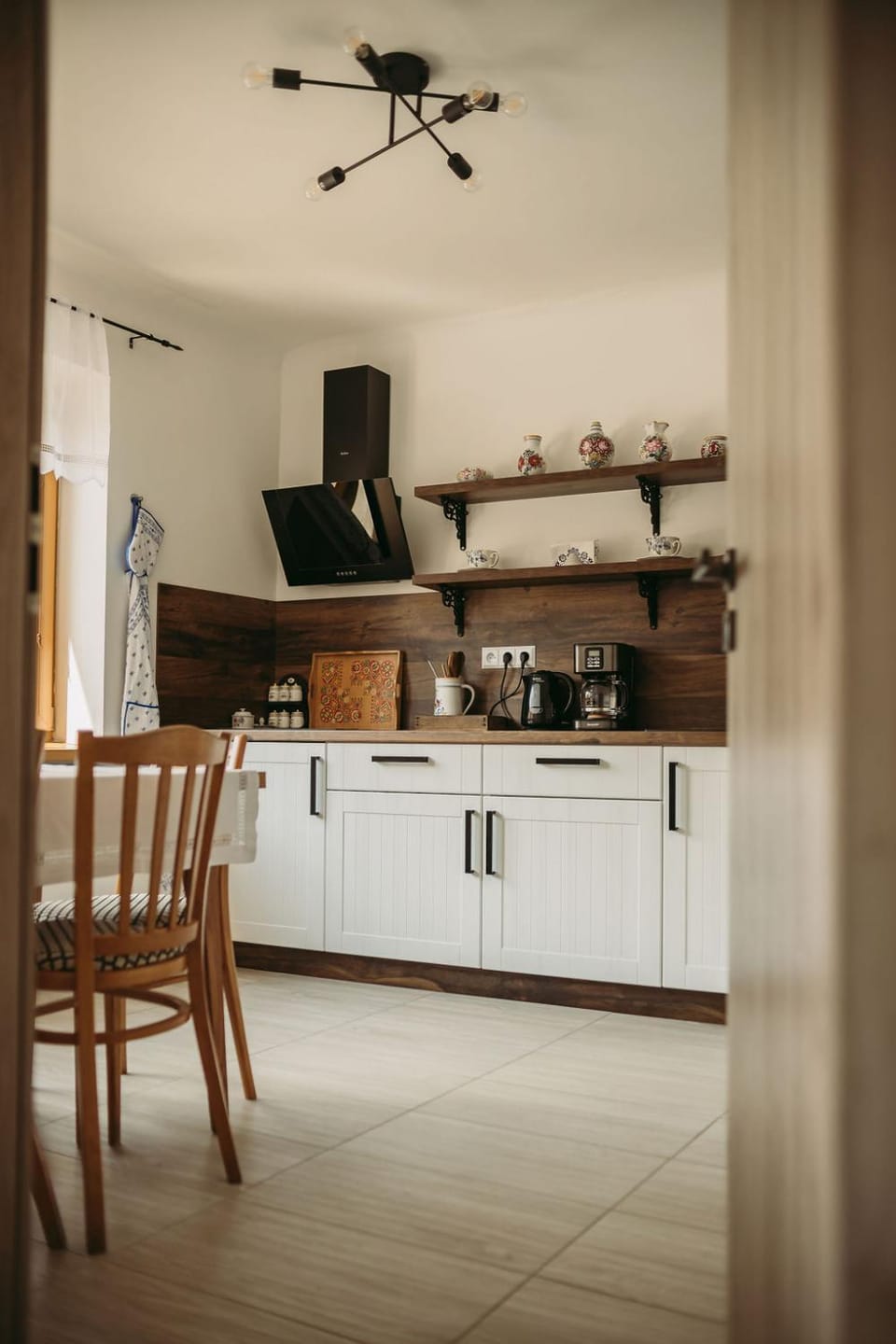 Coffee/tea facilities, Kitchen or kitchenette, Dining area, Food, Food, Facility for disabled guests, minibar, stove, stove, kitchen, kitchen, acessibility