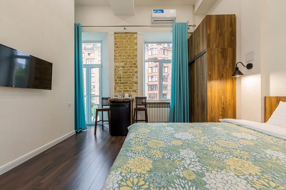 Bed, TV and multimedia, Photo of the whole room, Bedroom