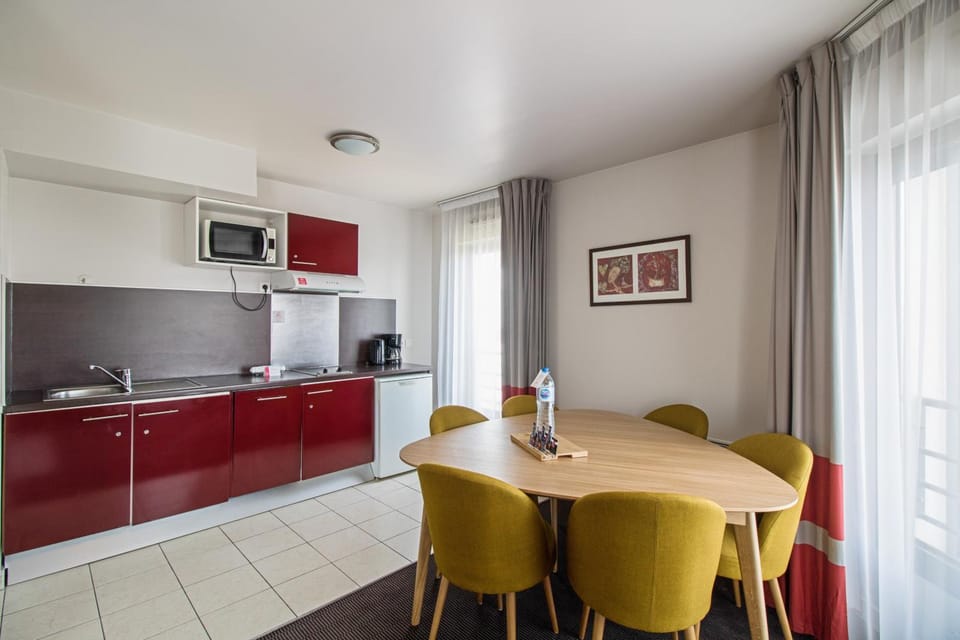 Property building, Kitchen or kitchenette, Dining area